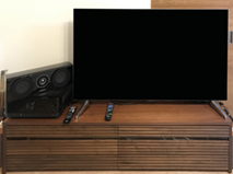 サウンド機器が設置された大川家具の無垢テレビボード