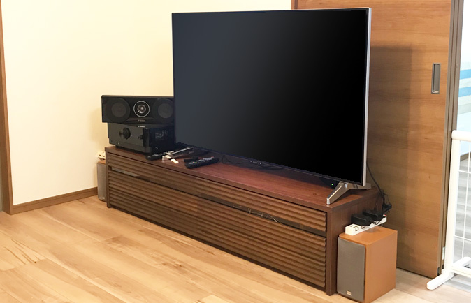 リビングのアクセントになっている横浜市T.A様の無垢テレビボード