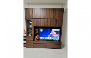 様々なコレクションが飾られた江東区K.T様の壁面収納型無垢テレビボード(リビングハウス豊洲店)