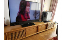 テレビとパソコンが設置された尾道市A.U様の無垢テレビボード(太陽家具福山店)