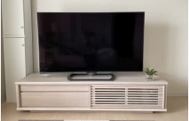 植物が設置されたオークホワイト色の大川家具のテレビボード
