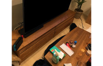 大川家具のテレビボードと無垢のリビングテーブル(オーキタ家具)
