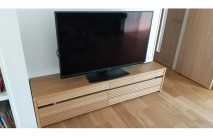 ナチュラル系で纏められた大川家具の無垢テレビボードと扉とフローリング(太陽家具)