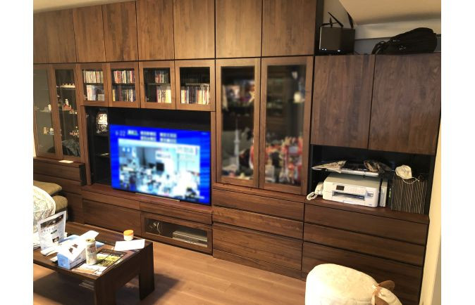 プリンターを収納した大川家具のテレビボード「ヴィーダ」