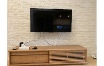 タイル調の壁面に設置された木津川市T.N様の無垢テレビボード