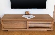 藤枝市A.H様のオークナチュラル色の無垢テレビボードと壁掛けテレビ(ニームズ藤枝店)