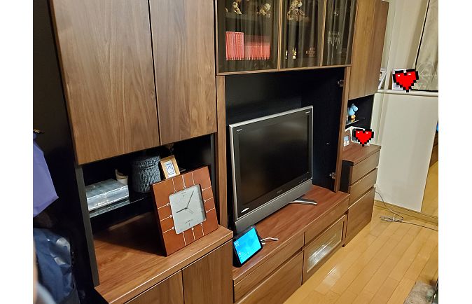 縫い包みやフィギュアが飾られた新宿区K.H様の壁面収納型無垢テレビボード