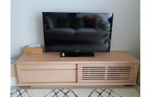 大川家具のテレビボードとホワイト系のラグ