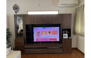 大川家具のテレビボードと掛け時計とエアコン(リビングハウス)