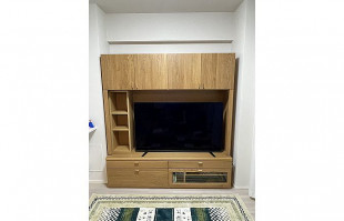 壁ピッタリに製作された大川家具の壁面収納型無垢テレビボード(リビングハウス横浜店)