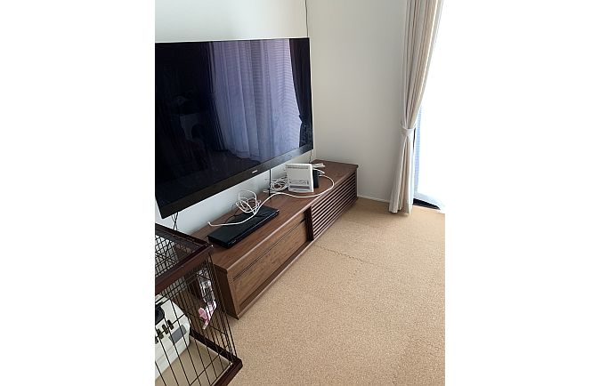 大川家具のテレビボードと壁掛けテレビとペットケージ