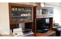 ティーセットやグラスが収納された大川家具の食器棚