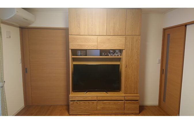 同系色で纏められた大川家具の無垢テレビボードと扉と建具とフローリング