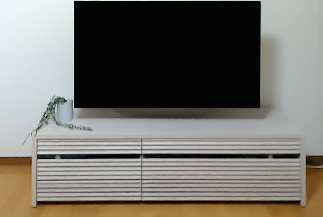 観葉植物が飾られた大川家具のテレビボード(オークホワイト色)