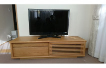 オークナチュラル色の大川家具のテレビボードの設置例