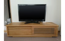 オークナチュラル色の大川家具のテレビボードの設置例(いよた家具)