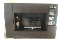 お花とフォトフレームが飾られた大川家具の無垢テレビボード(リビングハウス札幌店)
