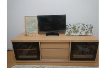 アートや小物が飾られた大川家具の天然木テレビボード