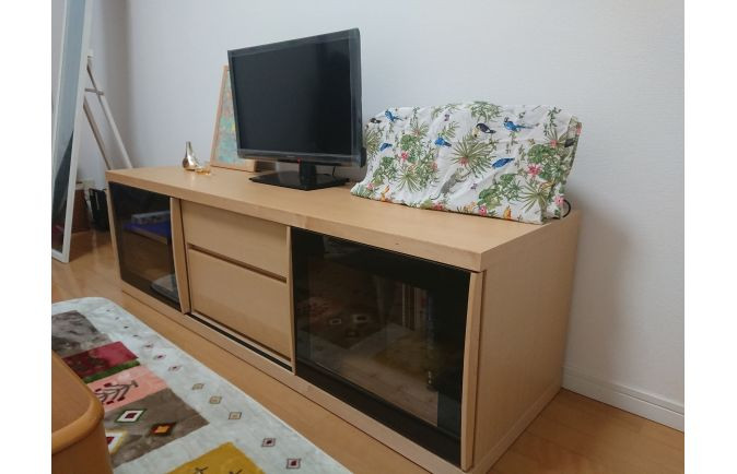 福岡市F.Y様の天然木テレビボード「アレーグリ」とラグ
