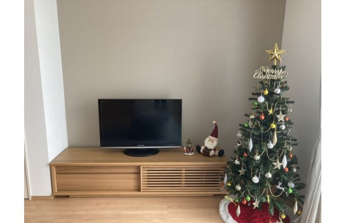 サンタさんが飾られた珠洲市S.T様の無垢テレビボードとクリスマスツリー