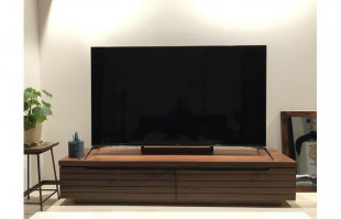 観葉植物と水やりじょうろと大川家具のテレビボード(オーキタ家具)