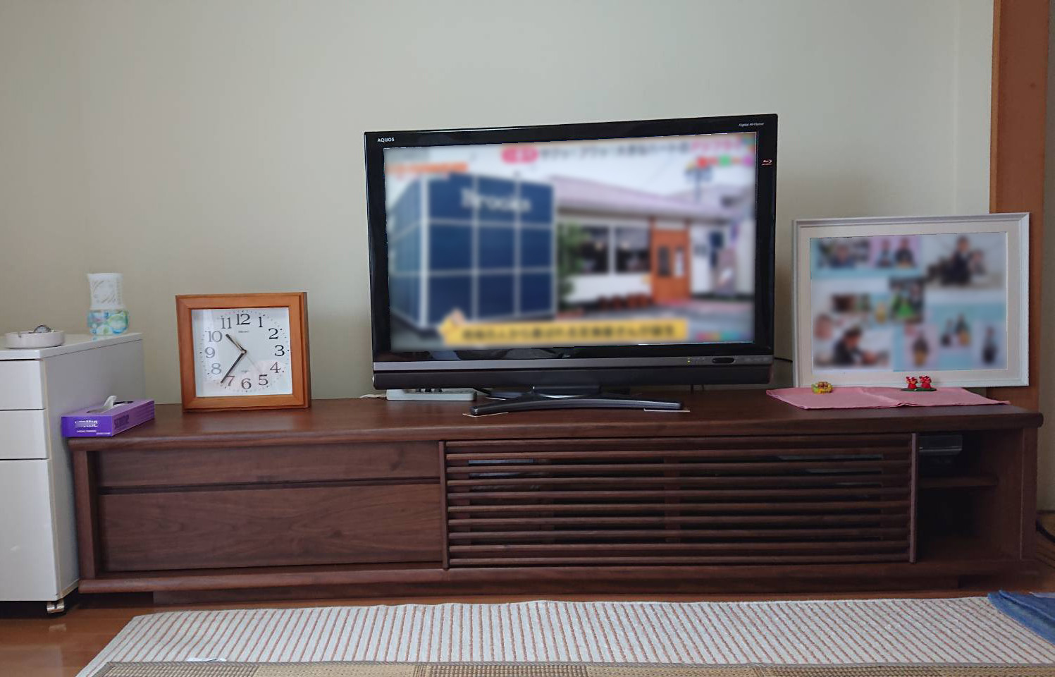 ご家族の写真や置時計が設置された大川家具の無垢テレビボード(太陽家具)