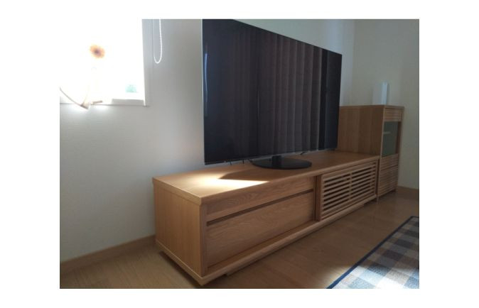 明り取りの窓の横に設置された大川家具のキャビネットとテレビボード(太陽家具宇部本店)