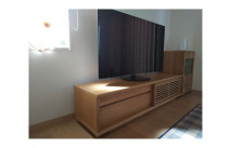 明り取りの窓の横に設置された大川家具のキャビネットとテレビボード