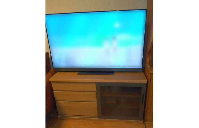 横浜市K.M様のオークナチュラル色の天然木テレビボードの設置事例