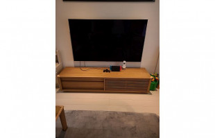 大川家具の無垢テレビボードと壁掛けテレビとラグ(ルームズ大正堂)