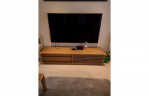 大川家具の無垢テレビボードと壁掛けテレビとラグ