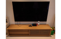 大川家具の無垢テレビボードと壁掛けテレビとラグ(ルームズ大正堂)