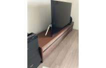 空気清浄加湿器と大川家具の無垢テレビボード