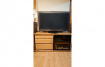 ブラックチェリー色の大川家具の天然木テレビボードの設置例(太陽家具宇部本店)