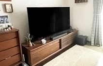 大川家具の無垢テレビボードとラグとカーテン