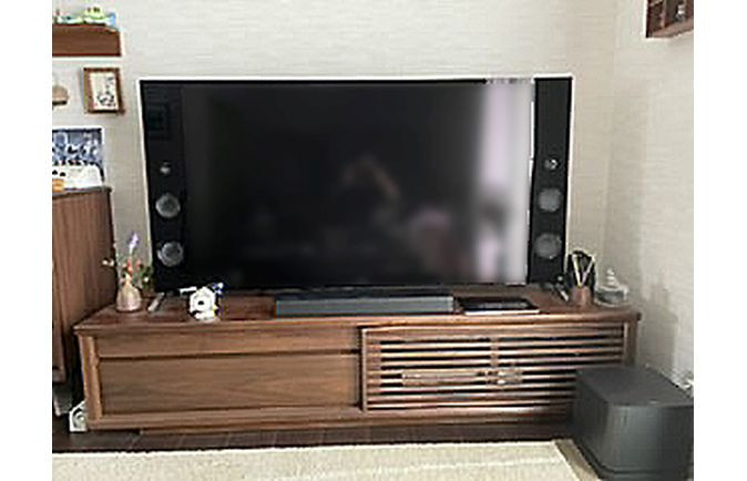 サウンドバーが設置された岡山市T.T様の無垢テレビボード