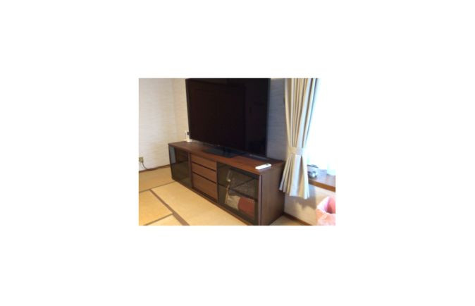 畳の上に設置された大川家具の天然木テレビボード