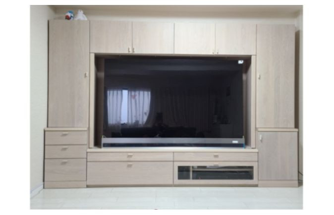 テレビ設置後の大川家具の壁面収納型テレビボード