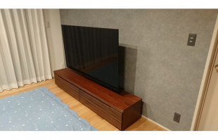 オシャレな壁面に設置された大川家具の無垢テレビボード