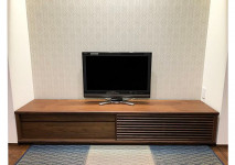 ダウンライトに照らされた大川家具のテレビボードとブルーのラグ(ふるさとチョイス)