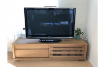 観葉植物が設置された大川家具のテレビボード