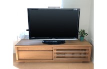 観葉植物が設置された大川家具のテレビボード(ルームズ大正堂あざみ野店)