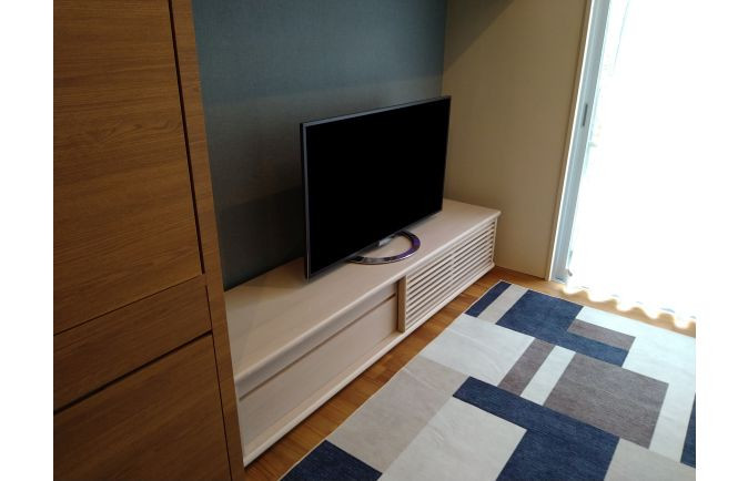 オークホワイト色の大川家具の無垢テレビボード設置事例