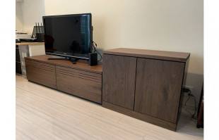 WiFiルータが設置された大川家具のテレビボードとサイドボード(リビングハウス西武池袋店)