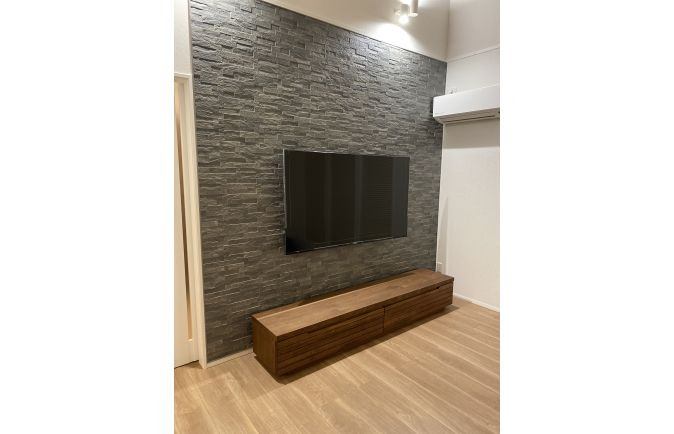 高級感あるリビングに設置された大川家具のテレビボードと壁掛けテレビ