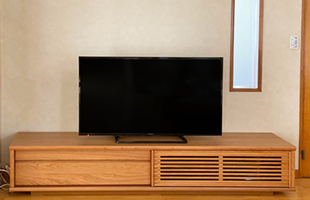 熊本市S.W様のブラックチェリー色の無垢テレビボード設置例