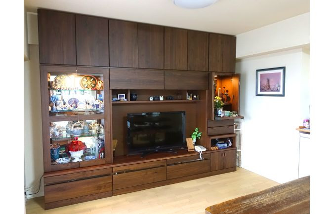 食器等のコレクションが飾られた大川家具のテレビボード