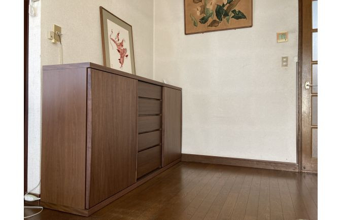 大川家具の天然木サイドボードとウォールナット系統でまとまったお部屋