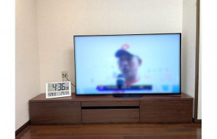 デジタルの置時計が設置された島田市T.O様の天然木テレビボード(家具のニシムラ)