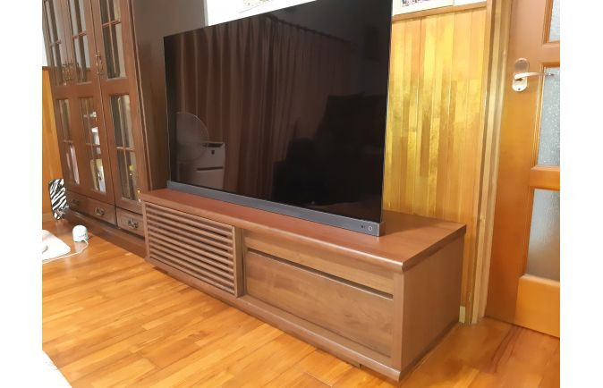 同系色で纏まった大牟田市T.S様の無垢テレビボードとリビング(まるたつ家具)